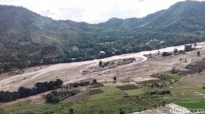 Pantauan Via udara lokasi pertambangan kawasan Latimojong yang diduga penyebab banjir di Luwu. (Rachmat Ariadi/detikSulsel)