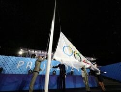 Insiden Bendera Olimpiade Dikibarkan Terbalik di Pembukaan