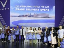 Gebrak Pasar Indonesia, VinFast Serahkan VF e34 ke Konsumen Pertama