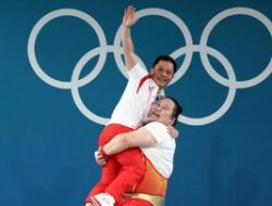 Viral Lifter China Gendong Manajer Bak Bayi usai Rebut Emas Olimpiade