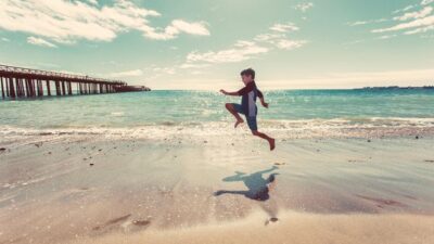 Mengapa Liburan di Pantai Sering Bikin Perut Kelaparan?